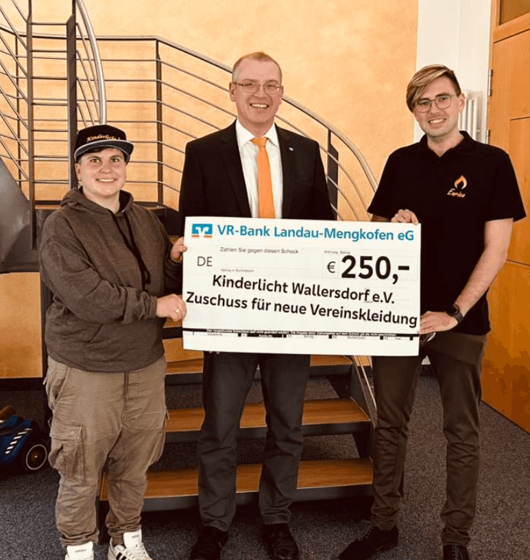 Spende der VR Bank Landau-Mengkofen für neue Vereinskleidung