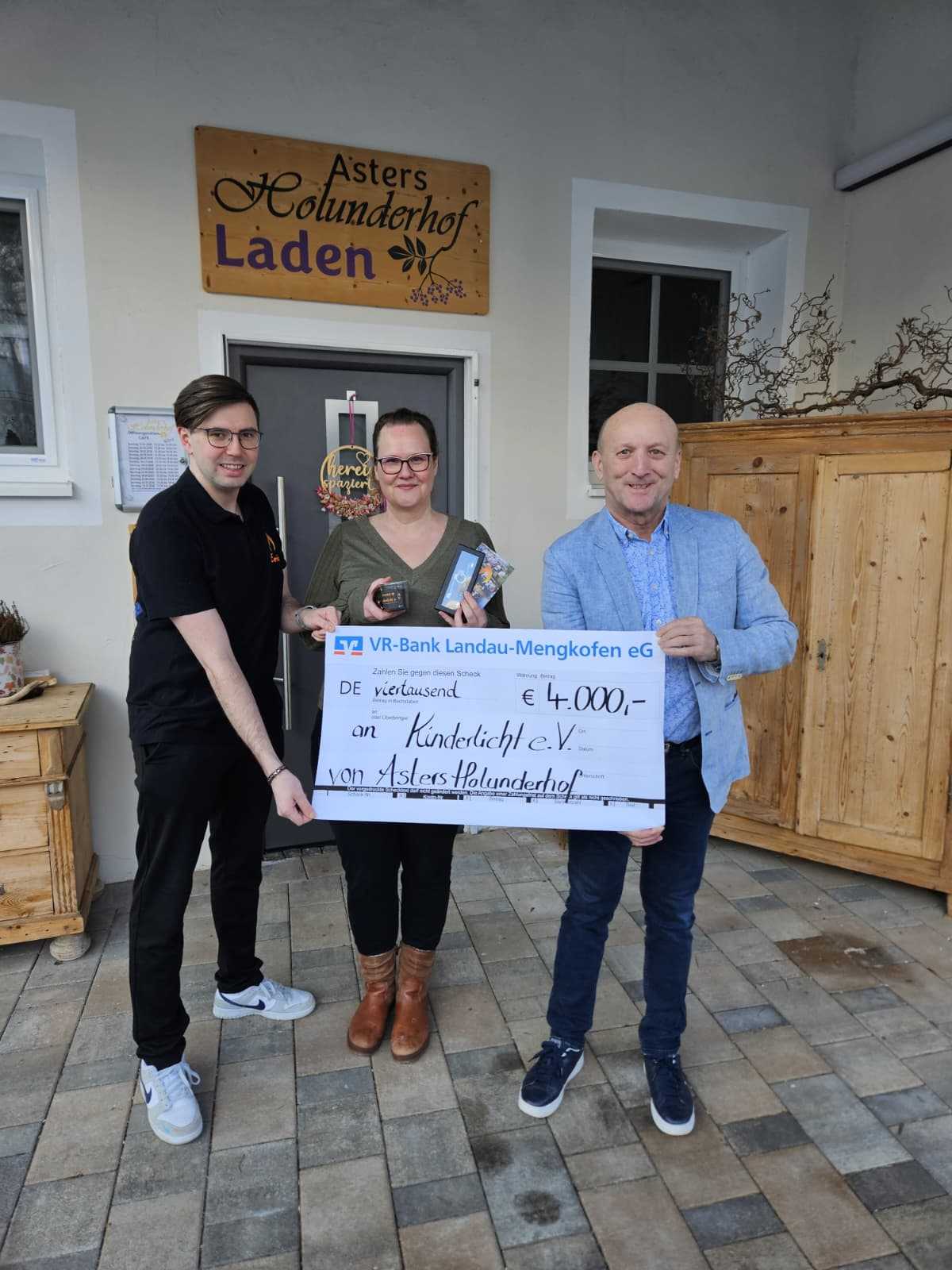 4000 Euro für die drei Kinder: Herzlicher Empfang am Holunderhof