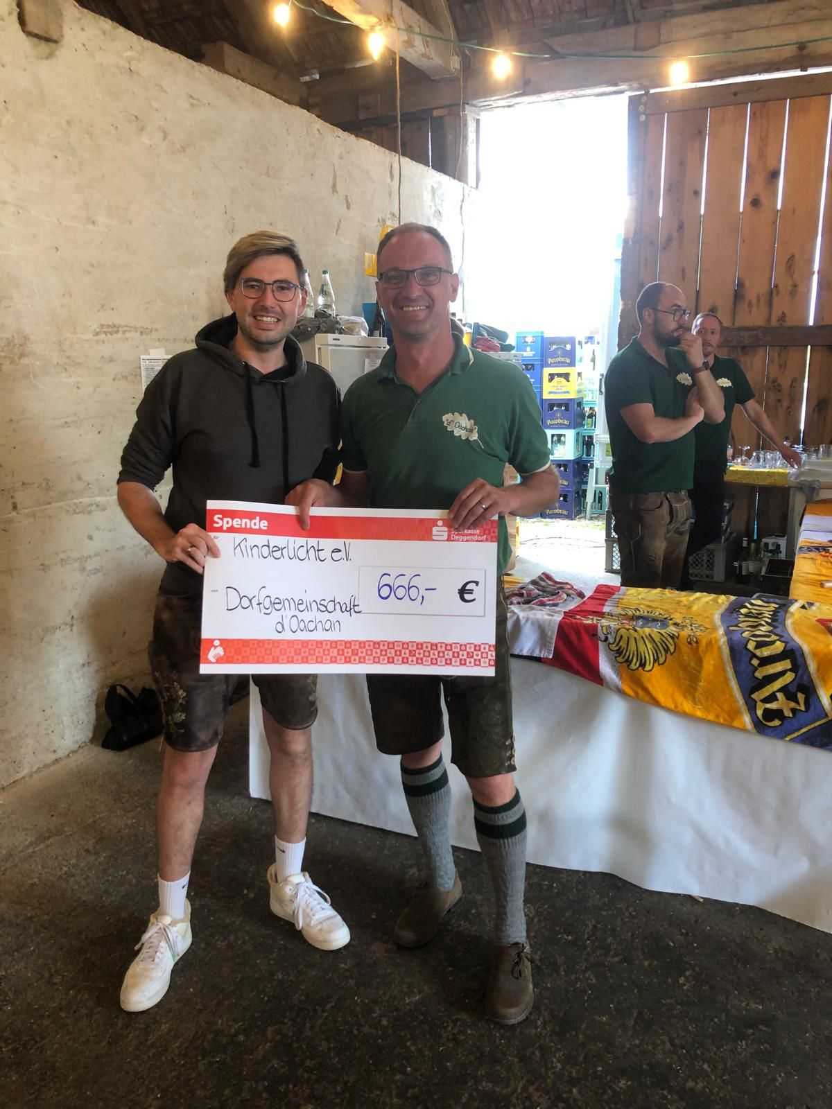 Dorffest mit Herz – d’Oachan spenden 666 € an Kinderlicht e. V.